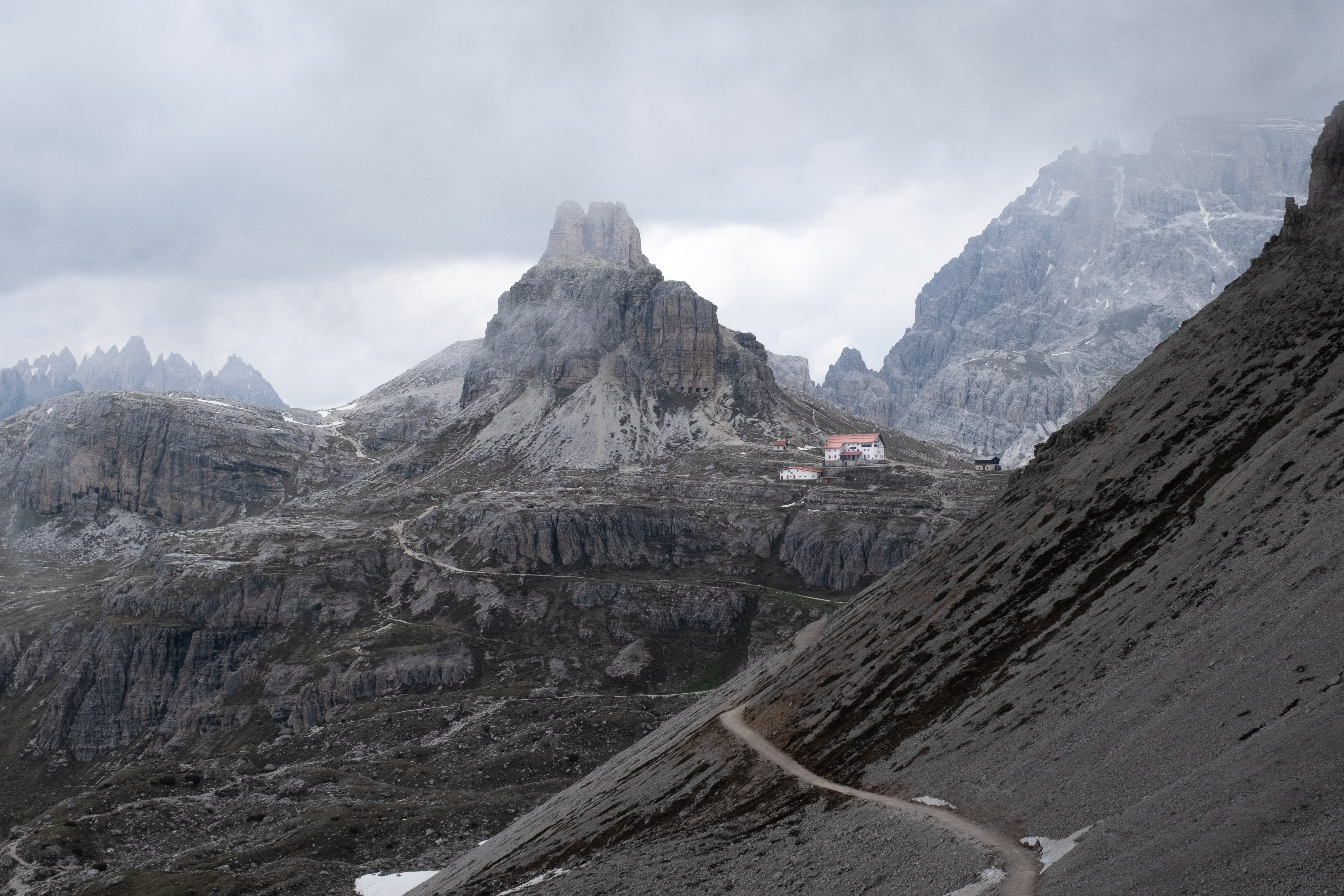 View towards Drei Zinnenhütte incl. the famous photo spot caves.
